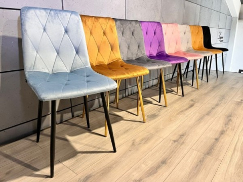 Błękitne krzesło tapicerowane Borgo Velvet Light Blue firmy Lugano Błękitne krzesło tapicerowane Borgo Velvet Light Blue firmy Lugano