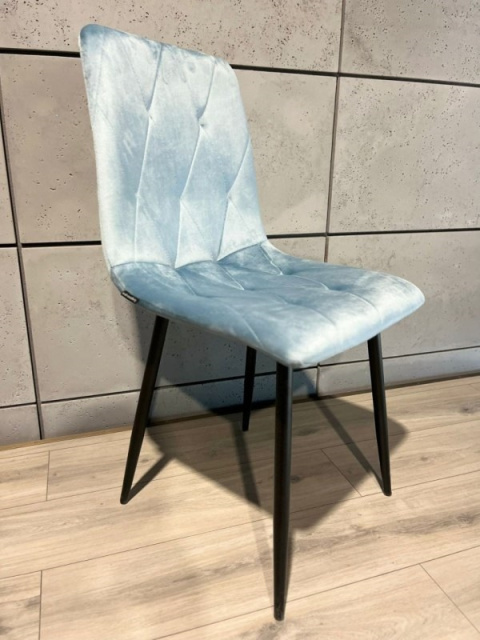 Błękitne krzesło tapicerowane Borgo Velvet Light Blue firmy Lugano Błękitne krzesło tapicerowane Borgo Velvet Light Blue firmy Lugano