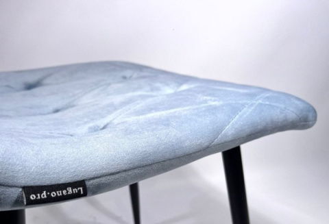 Błękitne krzesło tapicerowane Borgo Velvet Light Blue firmy Lugano Błękitne krzesło tapicerowane Borgo Velvet Light Blue firmy Lugano