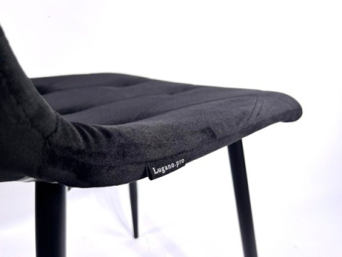 Czarne krzesło tapicerowane Borgo Velvet Black firmy Lugano Czarne krzesło tapicerowane Borgo Velvet Black firmy Lugano